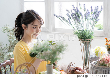 フラワーアレンジメントをする女性 80567116