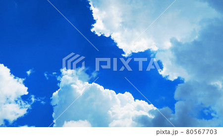 初夏の青空と白雲の風景 80567703