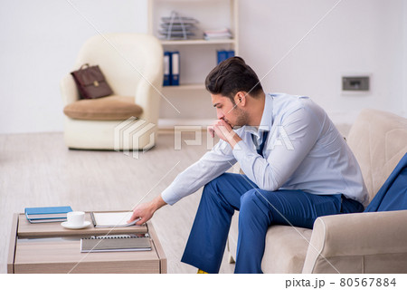 Young businessman employee waiting for business meeting 80567884