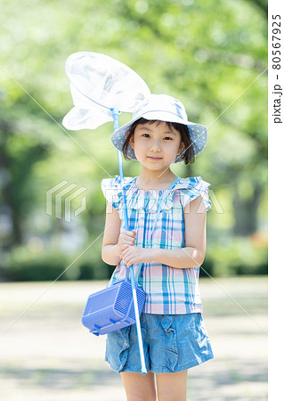 子供 夏休み 虫取り 女の子 子供 夏休み 虫取り 女の子 80567925