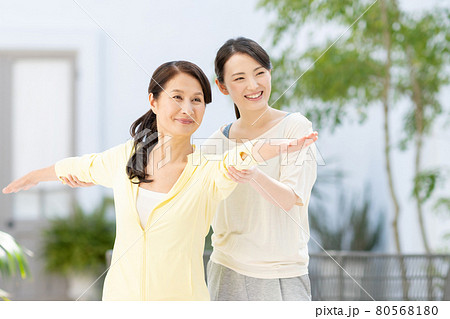 ミドル女性 ヨガ インストラクター ミドル女性 ヨガ インストラクター 80568180