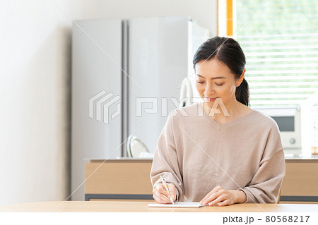 手紙を書くミドルの女性 手紙を書くミドルの女性 80568217