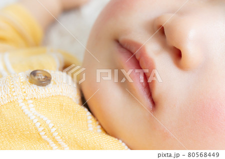 寝ている赤ちゃん（育児・子育て） 80568449