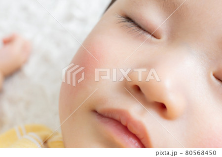 寝ている赤ちゃん（育児・子育て） 80568450