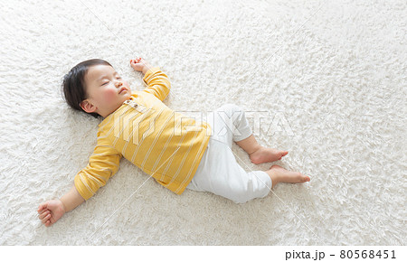 寝ている赤ちゃん(育児・子育て) 寝ている赤ちゃん(育児・子育て) 80568451