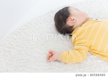 寝ている赤ちゃん(育児・子育て) 寝ている赤ちゃん(育児・子育て) 80568460