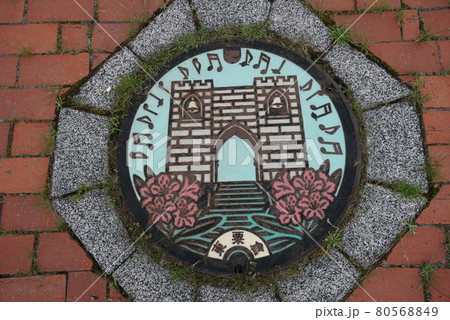 カラフルなマンホール 80568849