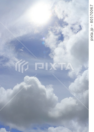 夏の空と雲と太陽 夏の空と雲と太陽 80570067