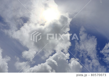 夏の空と雲と太陽 80570073