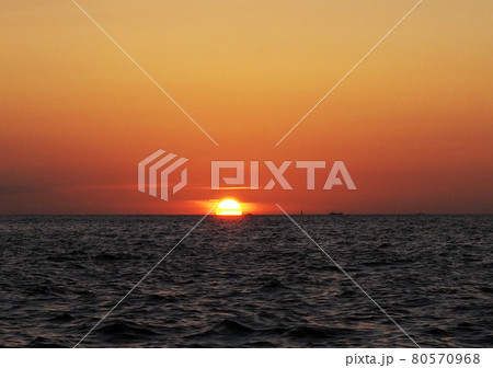 日本の夕陽百選、萩市菊ヶ浜の夕日 日本の夕陽百選、萩市菊ヶ浜の夕日 80570968