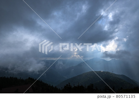 雲の合間から覗く北アルプスの山々 雲の合間から覗く北アルプスの山々 80571135