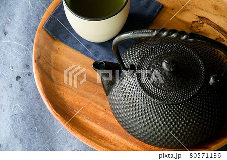 緑茶と鉄瓶 緑茶と鉄瓶 80571136