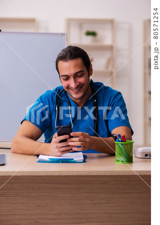 Young male doctor in front of whiteboard 80571254