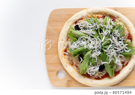 手作りシラスピザ追いシラス後乗せ水菜の写真素材