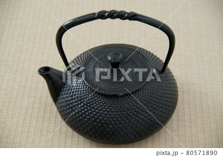 和室と鉄瓶 横目 和室と鉄瓶 横目 80571890