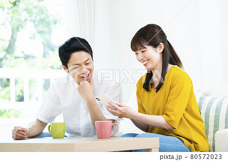 夫婦　スマホ　検索　笑顔　発見 80572023