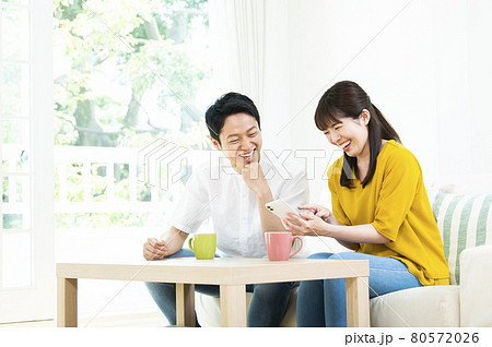 夫婦 スマホ 検索 笑顔 発見 夫婦 スマホ 検索 笑顔 発見 80572026
