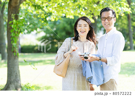 ミドルカップル カメラ 旅行 80572222