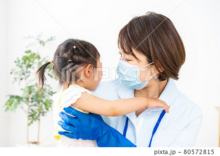 小児科のクリニックで治療を受ける女の子 80572815