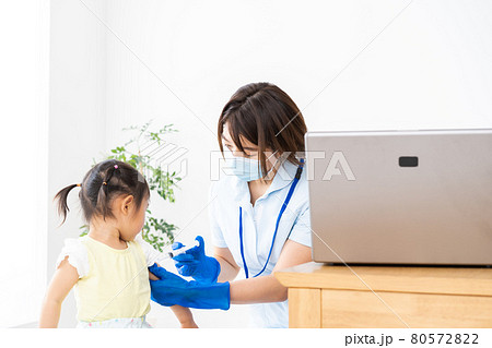 小児科のクリニックで治療を受ける女の子 小児科のクリニックで治療を受ける女の子 80572822