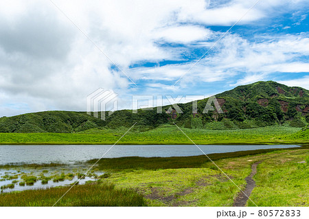 熊本県の草千里ヶ浜に広がる大きな池と白い雲 80572833