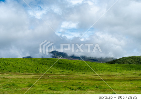 草千里ヶ浜に雲海が見える 80572835