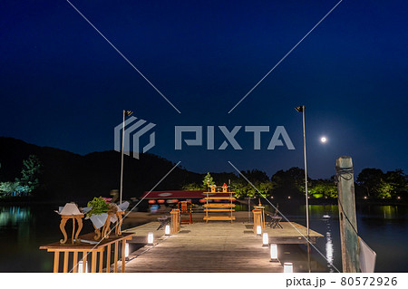 京都府京都市　大覚寺の観月の夕べで祭壇の向こうを進む龍頭鷁首舟の遊覧船 80572926