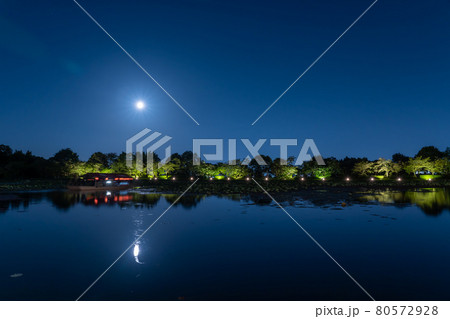 京都府京都市 大覚寺の観月の夕べで大沢池に浮かぶ龍頭鷁首舟の遊覧船 京都府京都市 大覚寺の観月の夕べで大沢池に浮かぶ龍頭鷁首舟の遊覧船 80572928
