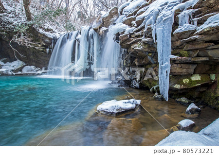 九重・氷結の暮雨の滝 80573221