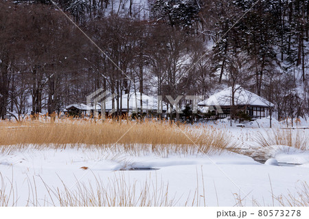 雪の奥日光、湯本温泉の温泉寺 80573278