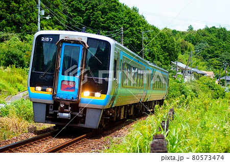 花畑踏切付近を通過する特急あしずり（2000系気動車） 80573474