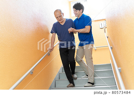 介助付きで階段を降りる高齢者 80573484