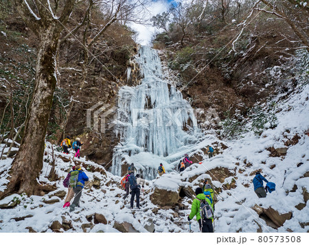 雪の英彦山・四王寺の滝 80573508