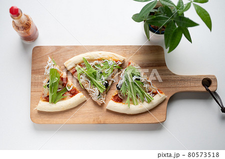 手作りシラスピザ追いピザ後乗せ水菜カットの写真素材