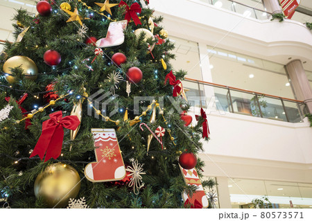 ショッピングモールのクリスマスツリーの写真素材 [80573571