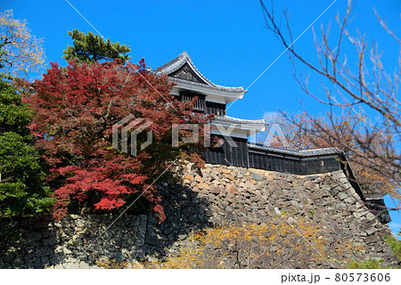 松江城　秋の景色　 80573606