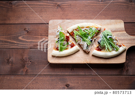 手作りシラスピザ追いシラス後乗せ水菜カットピザの写真素材