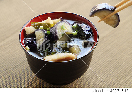 揚げ茄子のお味噌汁 80574315
