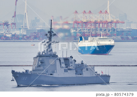 護衛艦「はぐろ」と港湾風景 80574379