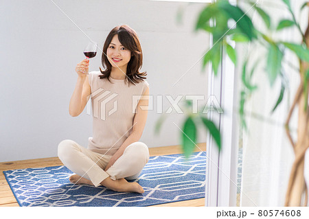 家でワインを楽しむ女性 80574608