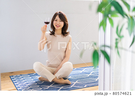 家でワインを楽しむ女性 家でワインを楽しむ女性 80574621