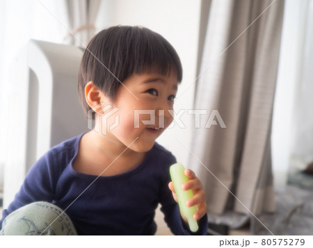 外で遊んできて暑いので、自宅マンションのリビングで氷菓を食べている3歳時 外で遊んできて暑いので、自宅マンションのリビングで氷菓を食べている3歳時 80575279
