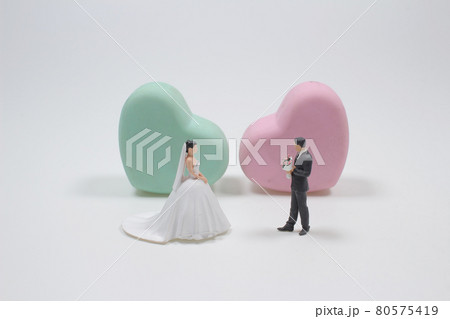 the bride and groom figurines with the heart 80575419
