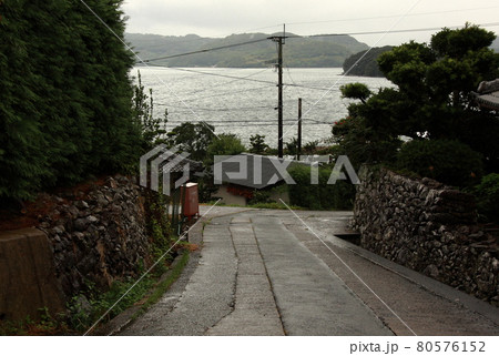 海辺の風景坂道と石垣の集落 80576152