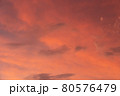夕暮れ時のオレンジ色の雲と空 80576479