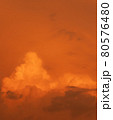 夕暮れ時のオレンジ色の雲と空 80576480