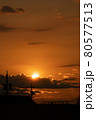 日の入りの後光と夕焼け空 80577513