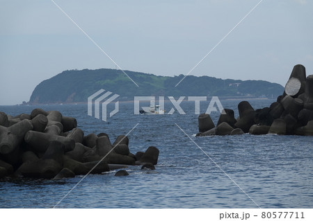 東牟岐港沖を走行する渡船 東牟岐港沖を走行する渡船 80577711