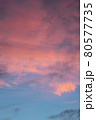 パステルカラーに染まった朝焼けの雲と空 80577735