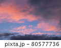 パステルカラーに染まった朝焼けの雲と空 80577736